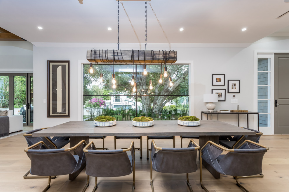 Geräumige Moderne Wohnküche mit weißer Wandfarbe, hellem Holzboden, Kamin, beigem Boden und eingelassener Decke in Los Angeles