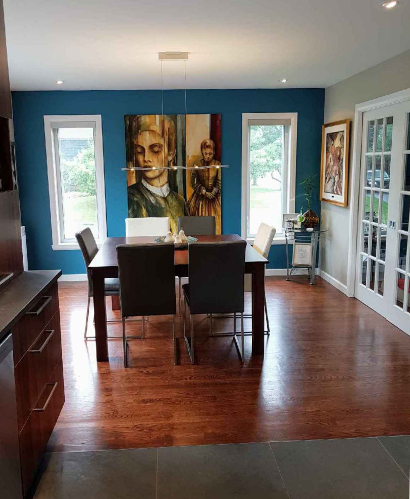 Esempio di una sala da pranzo aperta verso la cucina minimalista con pareti blu e parquet scuro