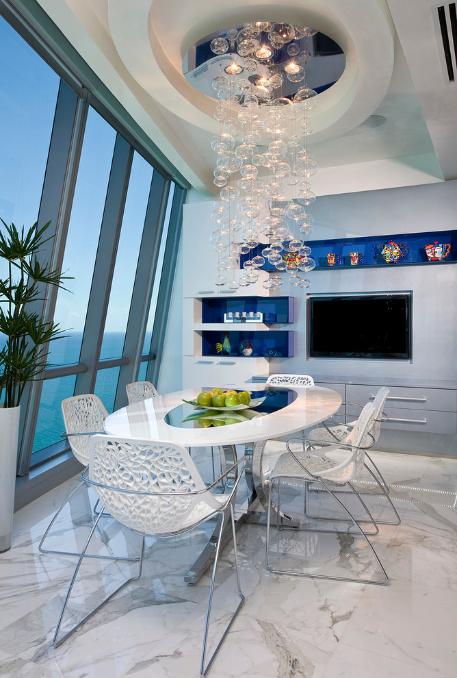 Imagen de comedor contemporáneo grande abierto con paredes blancas y suelo de mármol