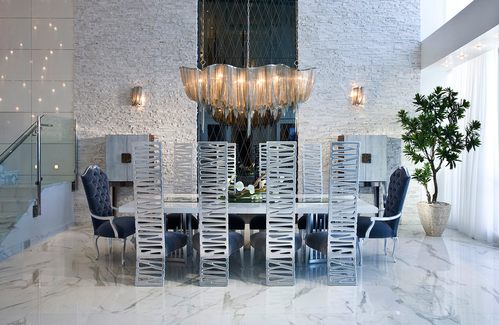 Свежая идея для дизайна: большая гостиная-столовая в современном стиле с белыми стенами и мраморным полом - отличное фото интерьера