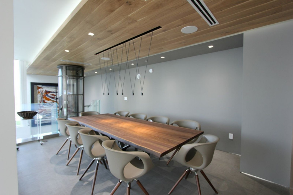 Esempio di una grande sala da pranzo aperta verso il soggiorno minimalista con pareti grigie, pavimento in gres porcellanato, pavimento grigio, soffitto in legno e carta da parati