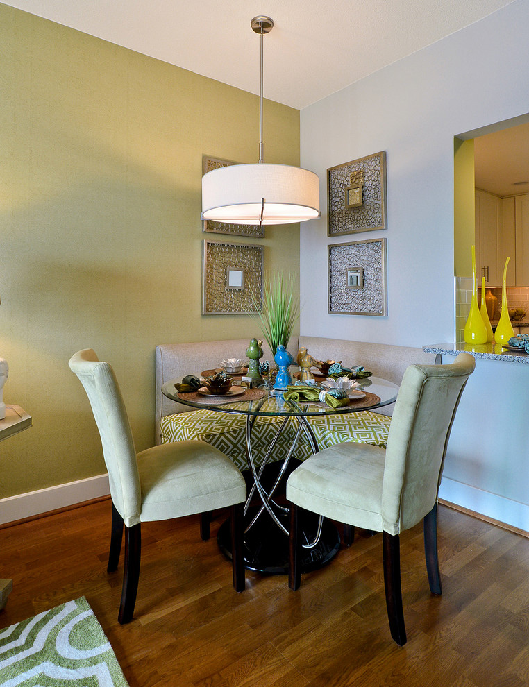 Idée de décoration pour une petite salle à manger tradition avec un mur vert et un sol en bois brun.