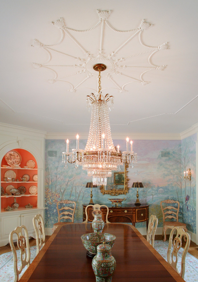 Foto de comedor clásico con paredes multicolor y suelo de madera en tonos medios
