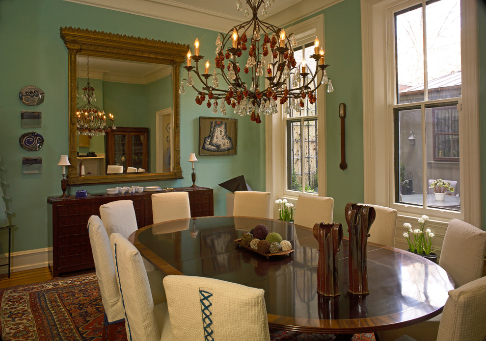 Пример оригинального дизайна: большая отдельная столовая в классическом стиле с зелеными стенами и паркетным полом среднего тона