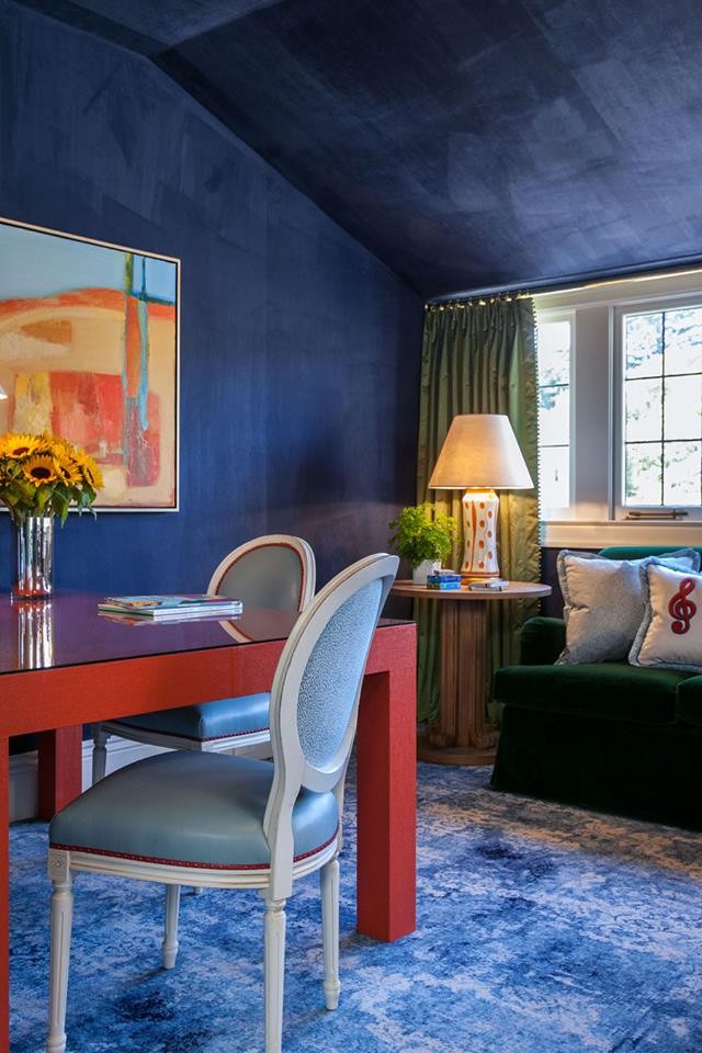 Ispirazione per una sala da pranzo aperta verso il soggiorno bohémian di medie dimensioni con pareti blu