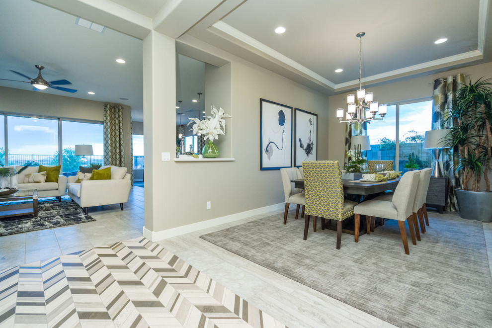 Esempio di una grande sala da pranzo aperta verso il soggiorno minimal con pareti beige, pavimento in gres porcellanato e pavimento grigio