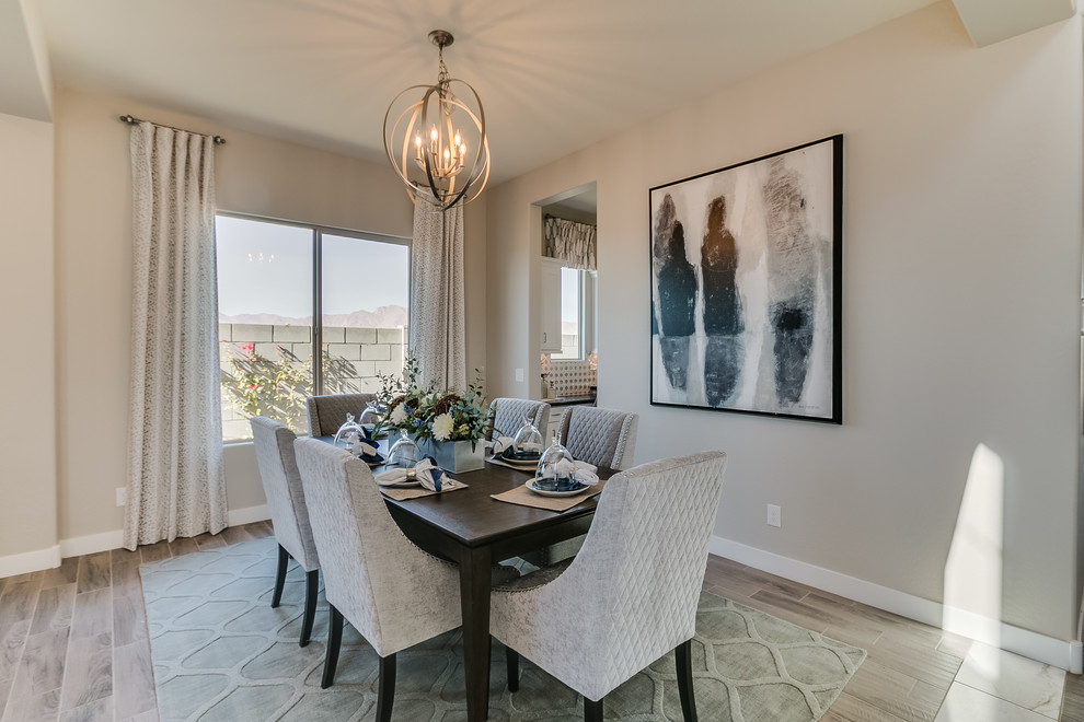 Exemple d'une salle à manger ouverte sur le salon tendance de taille moyenne avec un mur beige, un sol en carrelage de céramique et un sol beige.
