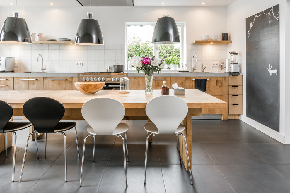 Esempio di una sala da pranzo aperta verso la cucina minimal con pareti bianche