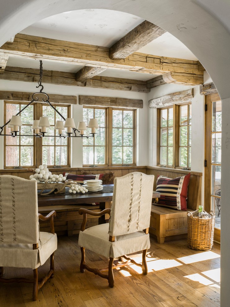 Ispirazione per una sala da pranzo aperta verso la cucina stile rurale con pareti bianche e pavimento in legno massello medio