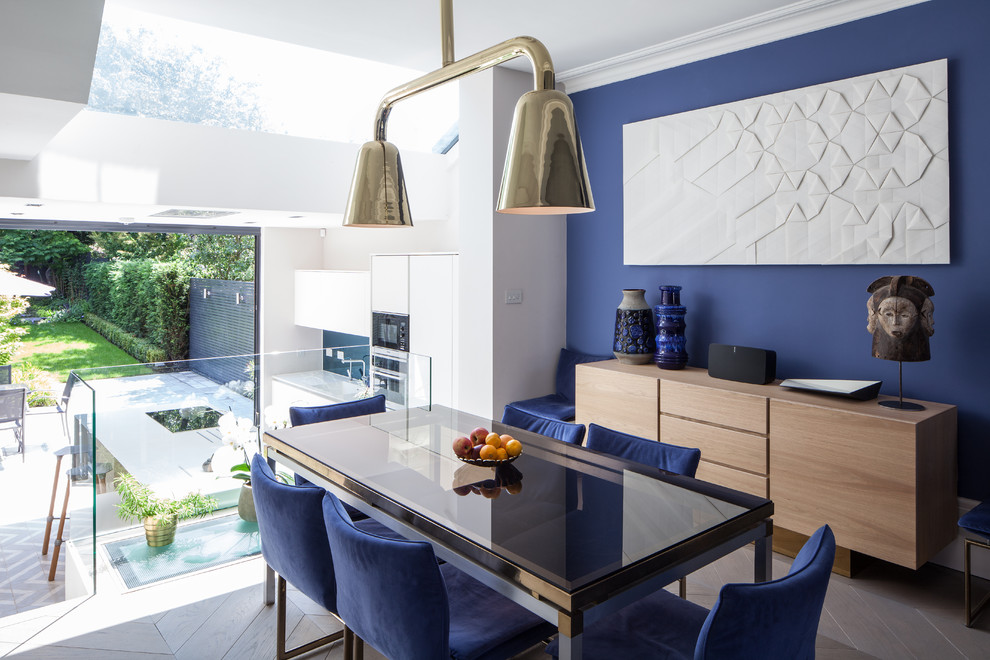 Идея дизайна: столовая среднего размера в современном стиле с синими стенами, светлым паркетным полом и серым полом