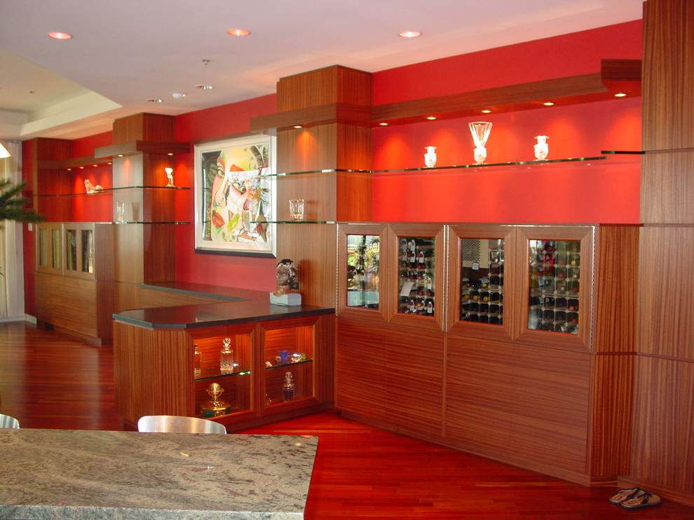 Источник вдохновения для домашнего уюта: столовая в современном стиле с красными стенами и темным паркетным полом