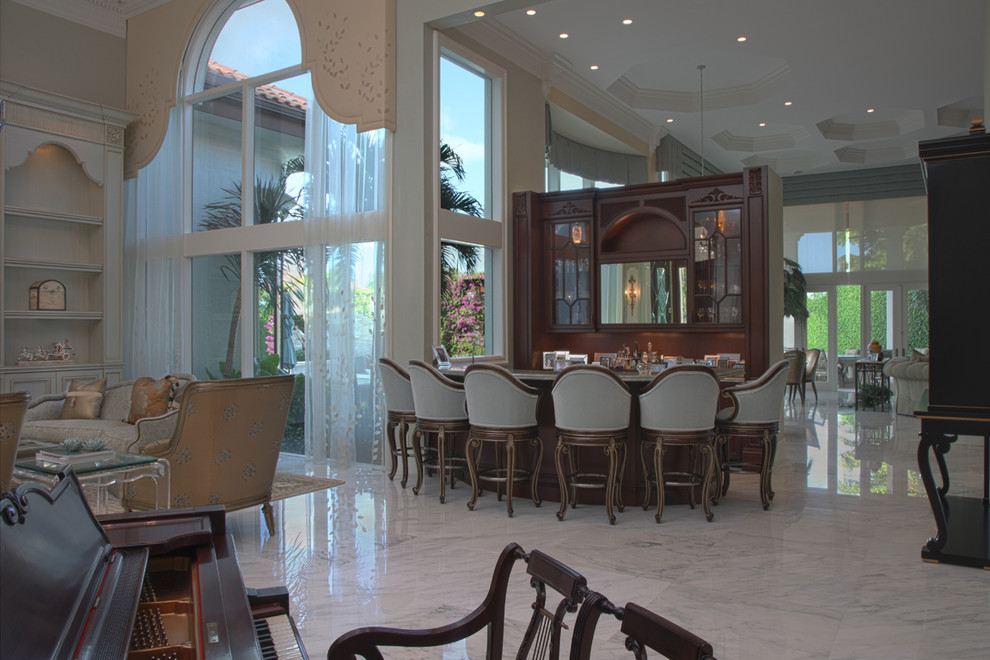 Cette image montre une salle à manger ouverte sur le salon traditionnelle avec un mur vert et un sol en marbre.
