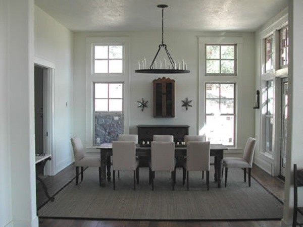 Example of a classic dining room design in Nashville