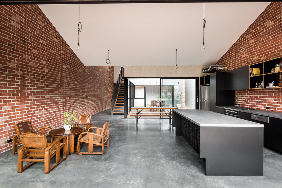 Réalisation d'une salle à manger urbaine avec un mur marron, sol en béton ciré et un sol gris.