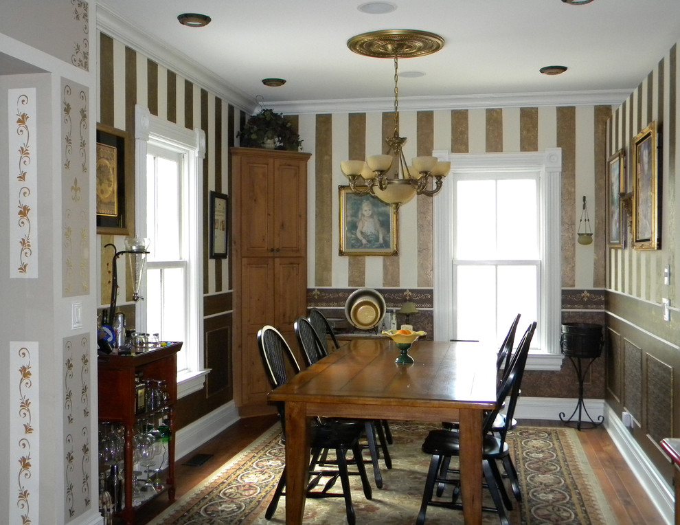 На фото: столовая среднего размера в викторианском стиле с разноцветными стенами, паркетным полом среднего тона, коричневым полом, с кухонным уголком, потолком с обоями и обоями на стенах без камина