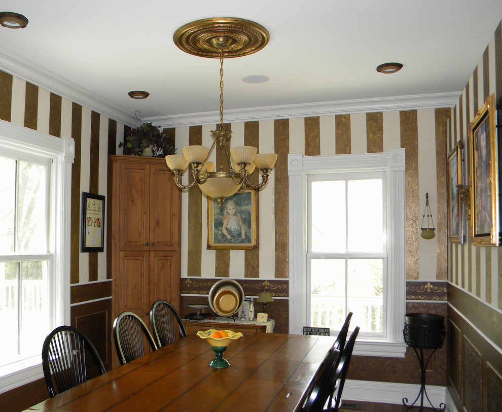 Idée de décoration pour une salle à manger victorienne de taille moyenne avec un mur multicolore, un sol en bois brun, un sol marron, une banquette d'angle, aucune cheminée, un plafond en papier peint et du papier peint.