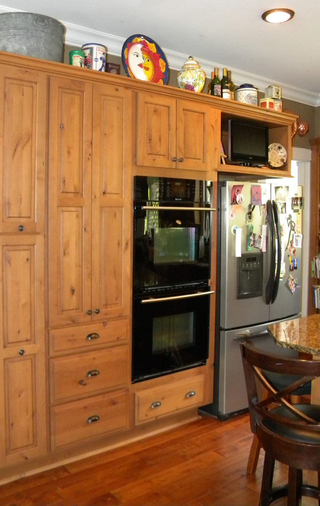На фото: маленькая кухня-столовая в викторианском стиле с бежевыми стенами, паркетным полом среднего тона, коричневым полом, потолком с обоями и обоями на стенах без камина для на участке и в саду