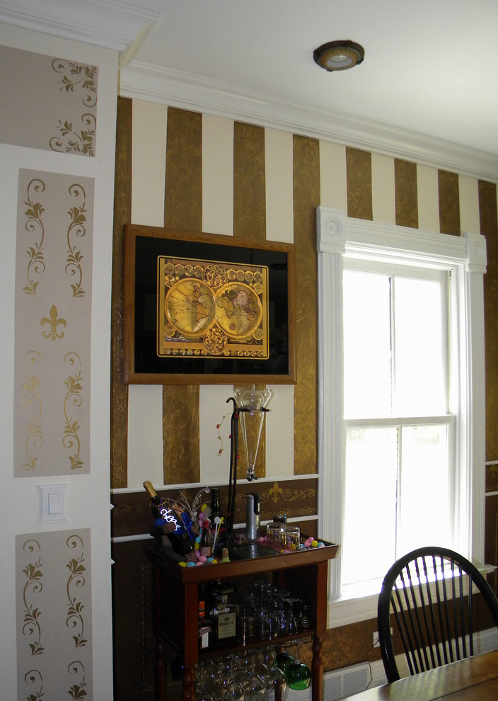 Cette photo montre une salle à manger victorienne de taille moyenne avec un mur multicolore, un sol en bois brun, un sol marron, une banquette d'angle, aucune cheminée, un plafond en papier peint et du papier peint.