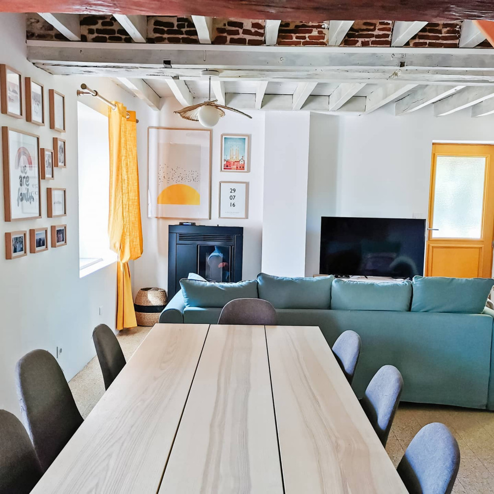 Imagen de sala de estar nórdica con vigas vistas