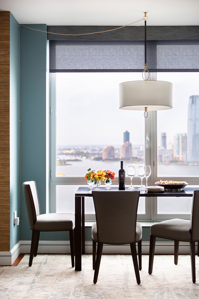 Esempio di una piccola sala da pranzo contemporanea con pareti blu, moquette e pavimento multicolore