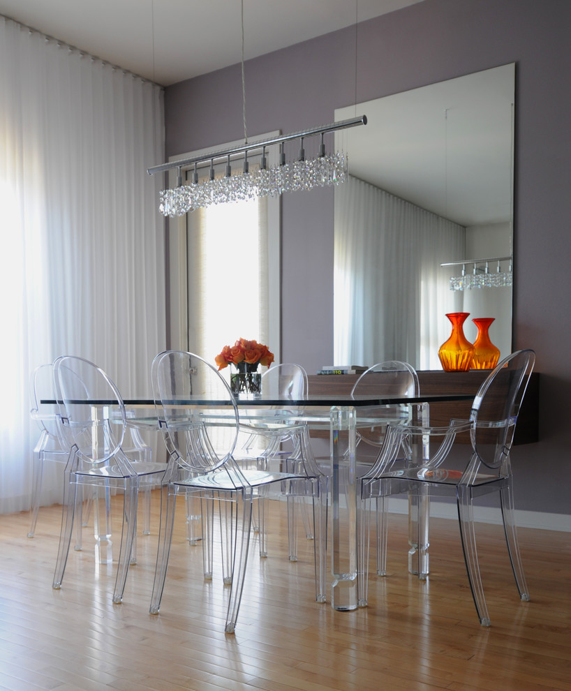 На фото: большая гостиная-столовая в современном стиле с фиолетовыми стенами, светлым паркетным полом и коричневым полом без камина
