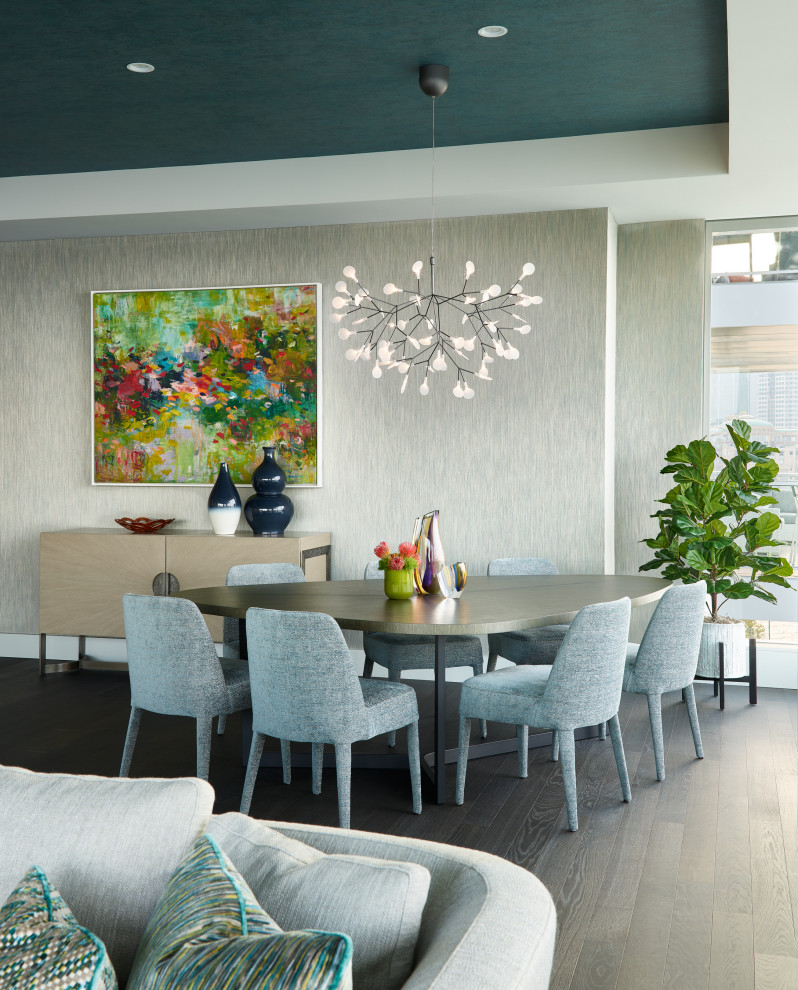 Idée de décoration pour une salle à manger ouverte sur le salon design avec un mur gris, parquet foncé, un sol marron, un plafond en papier peint et du papier peint.