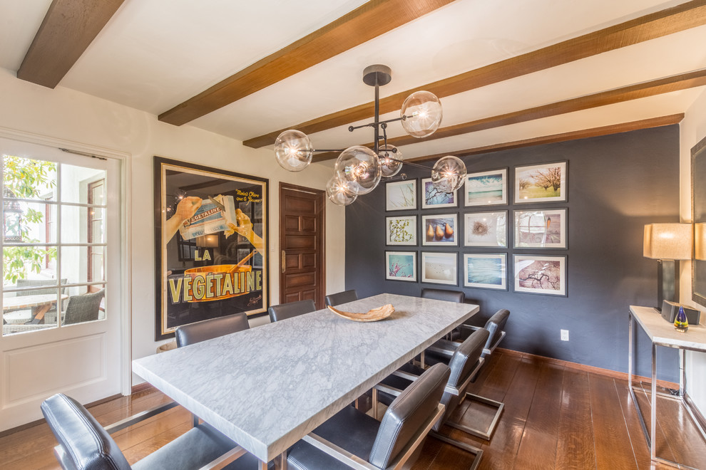 Foto di una sala da pranzo aperta verso la cucina chic di medie dimensioni con pavimento in legno massello medio, nessun camino, pareti grigie e pavimento marrone