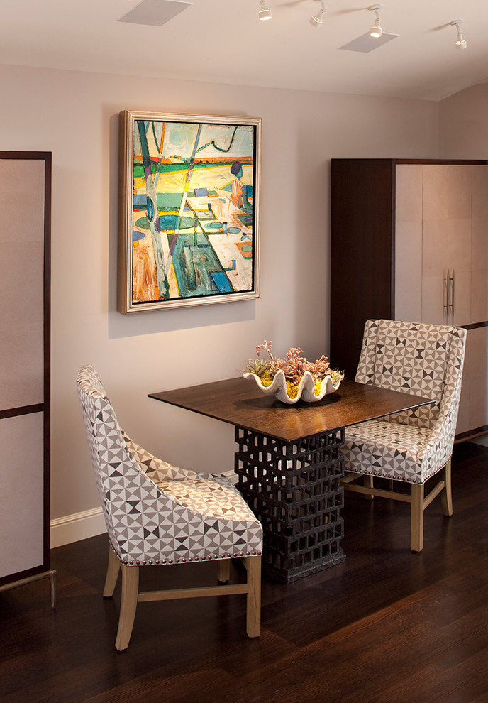Cette image montre une salle à manger ouverte sur la cuisine design de taille moyenne avec un mur beige et parquet foncé.