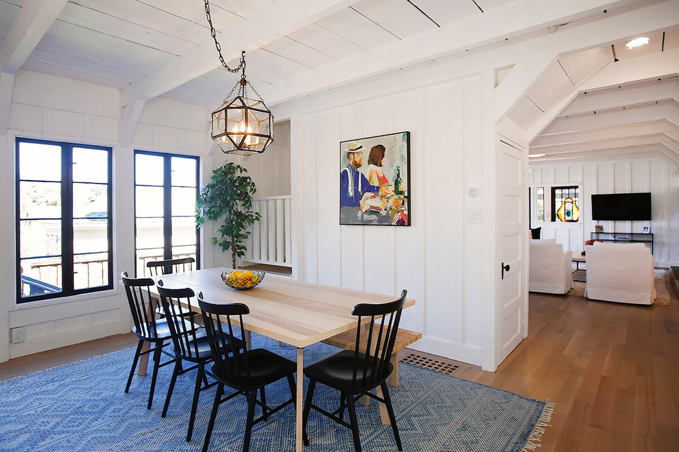 Exemple d'une salle à manger ouverte sur le salon bord de mer avec un mur blanc, parquet clair et aucune cheminée.