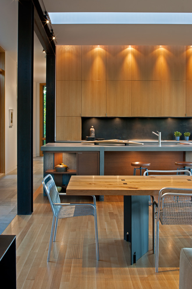 Idée de décoration pour une salle à manger ouverte sur la cuisine design avec un mur blanc, un sol en bois brun et un sol beige.