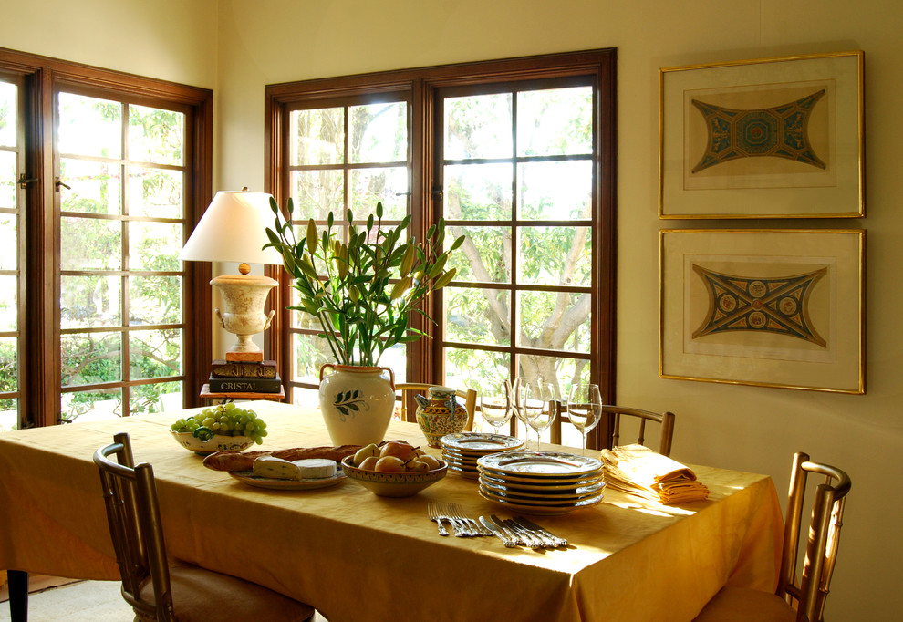 На фото: кухня-столовая среднего размера в средиземноморском стиле с бежевыми стенами и ковровым покрытием с