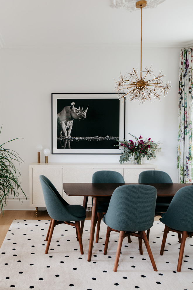 Источник вдохновения для домашнего уюта: столовая в стиле неоклассика (современная классика) с белыми стенами, светлым паркетным полом и коричневым полом
