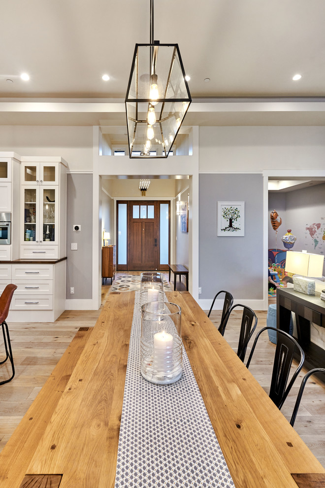 Идея дизайна: кухня-столовая среднего размера в стиле кантри с серыми стенами, светлым паркетным полом и коричневым полом без камина
