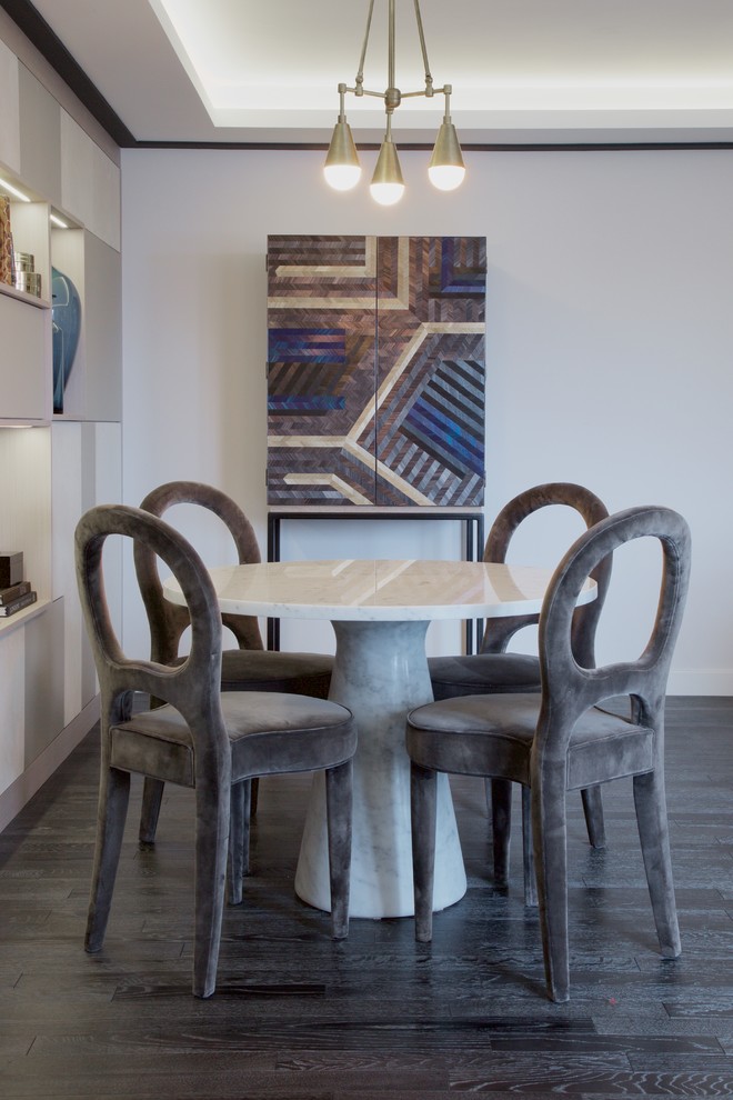 Idée de décoration pour une salle à manger design avec un mur blanc, parquet foncé, aucune cheminée et éclairage.