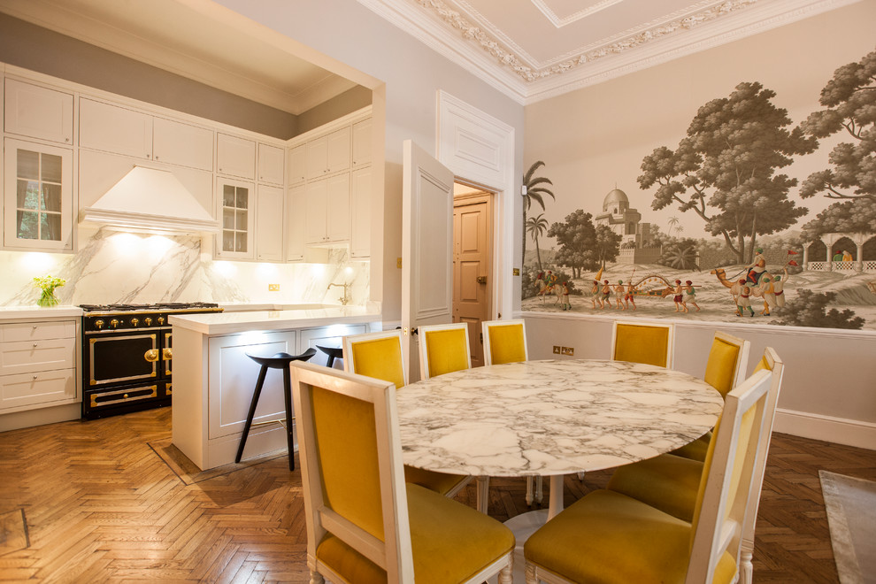 Esempio di una sala da pranzo aperta verso la cucina classica con pareti multicolore e parquet chiaro