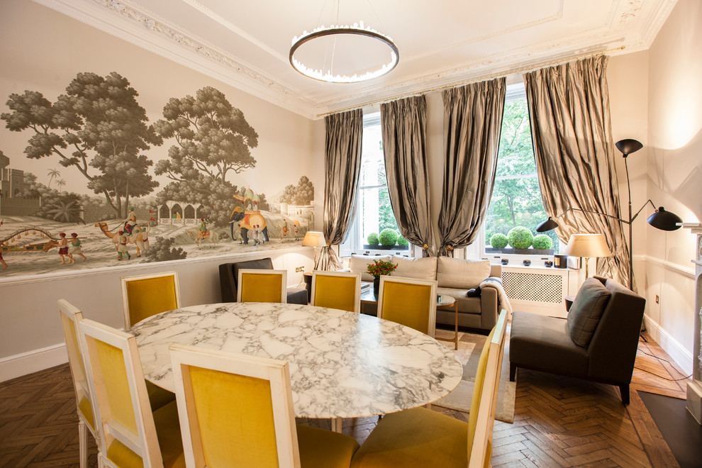 Idee per una sala da pranzo aperta verso il soggiorno classica con pareti multicolore, parquet chiaro e nessun camino