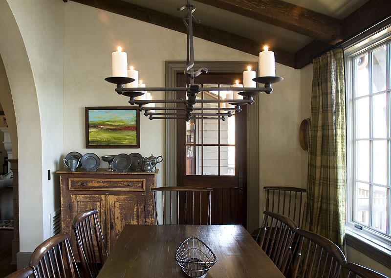 Esempio di una piccola sala da pranzo aperta verso il soggiorno rustica con pareti beige e parquet scuro