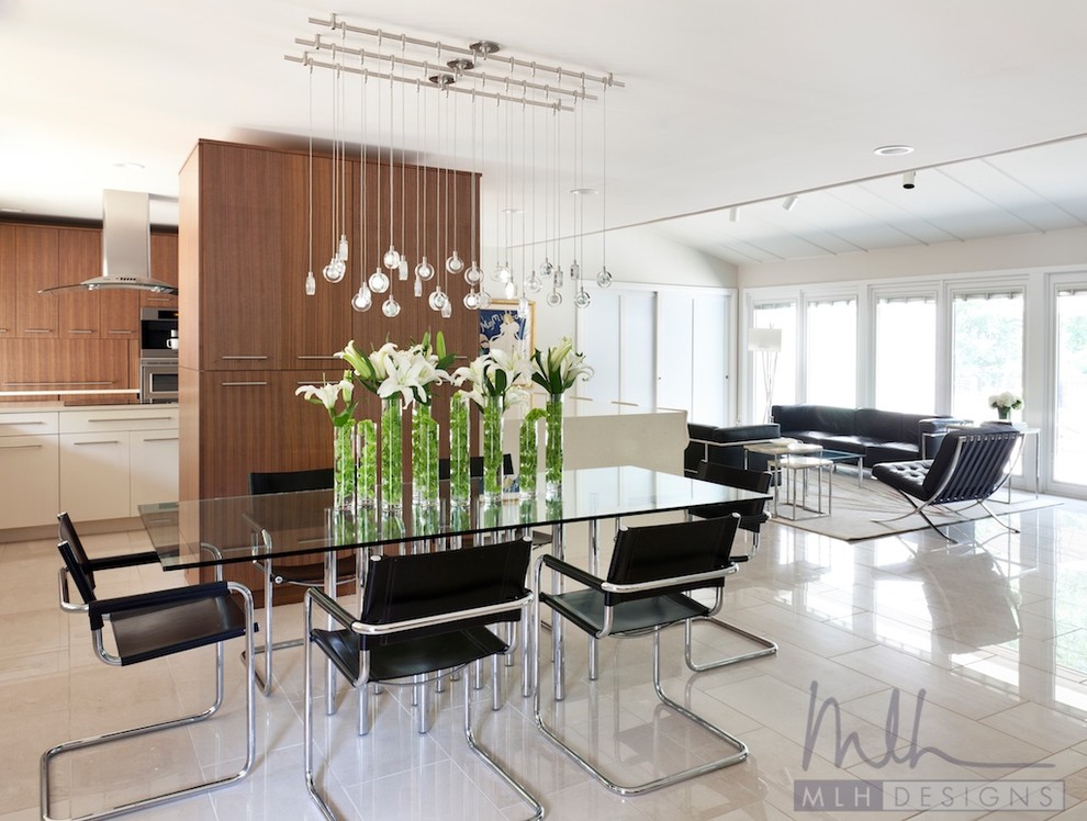 Foto di una grande sala da pranzo aperta verso la cucina moderna con pareti beige e pavimento in gres porcellanato