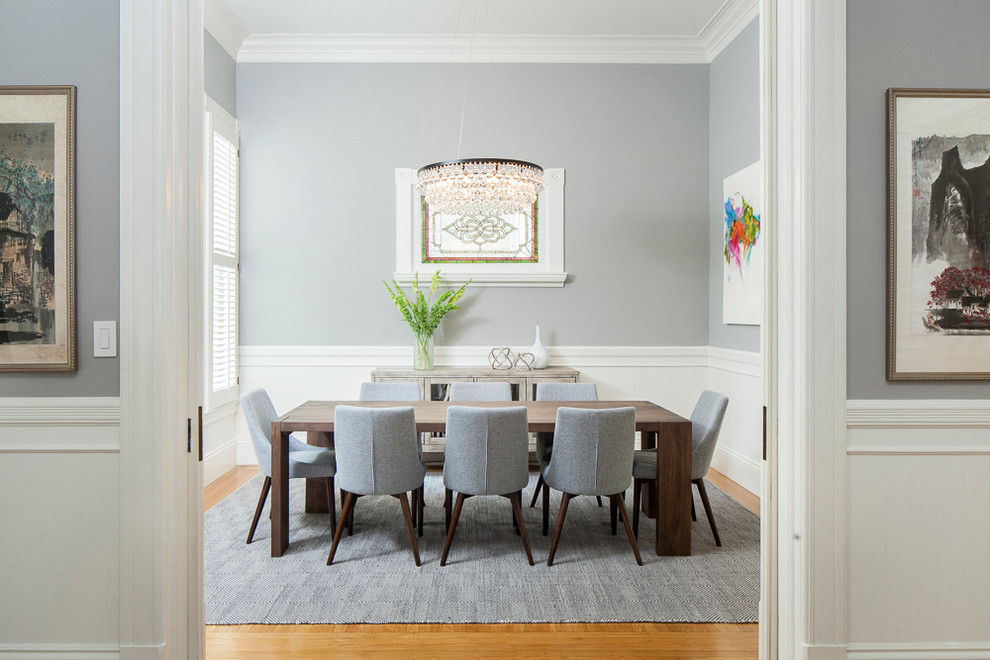 Foto de comedor clásico renovado cerrado con paredes grises y suelo de madera en tonos medios