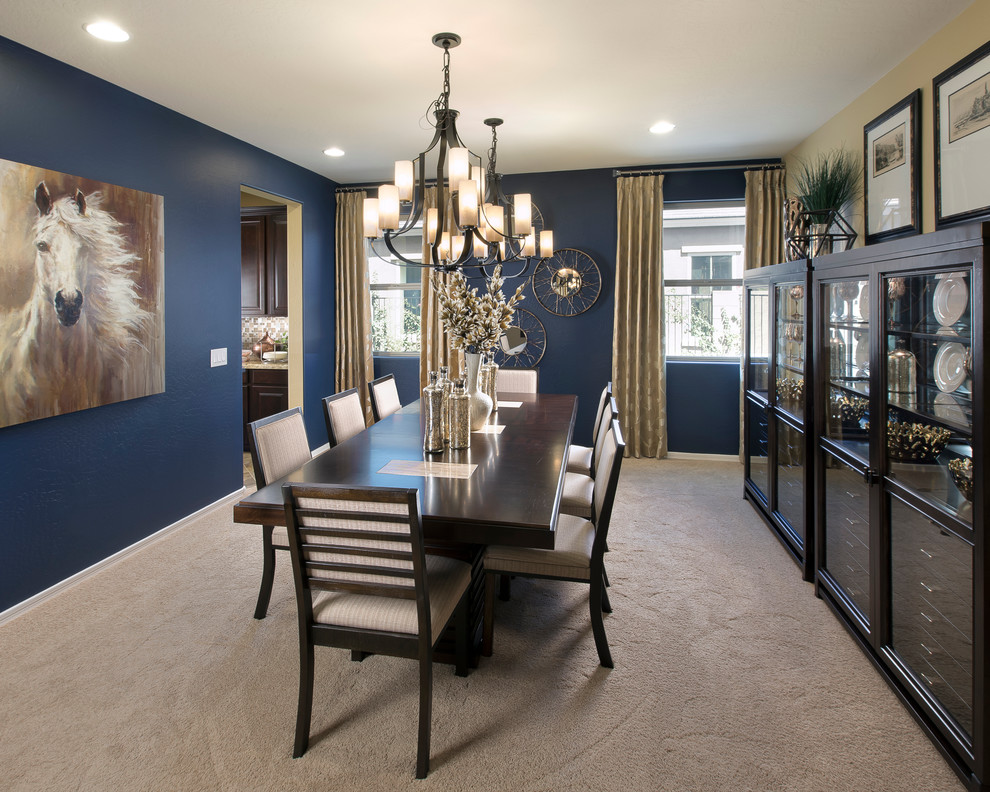 На фото: отдельная столовая в классическом стиле с синими стенами и ковровым покрытием с