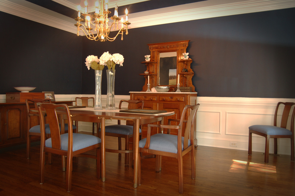 Imagen de comedor clásico con paredes grises, suelo de madera en tonos medios y suelo marrón