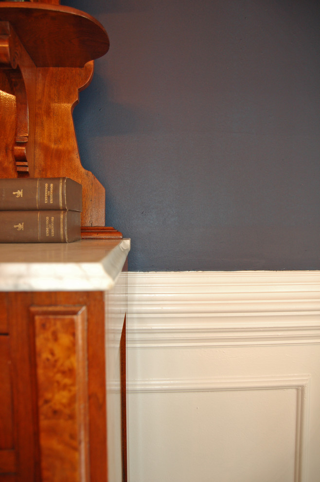 На фото: столовая в викторианском стиле с серыми стенами, паркетным полом среднего тона и коричневым полом