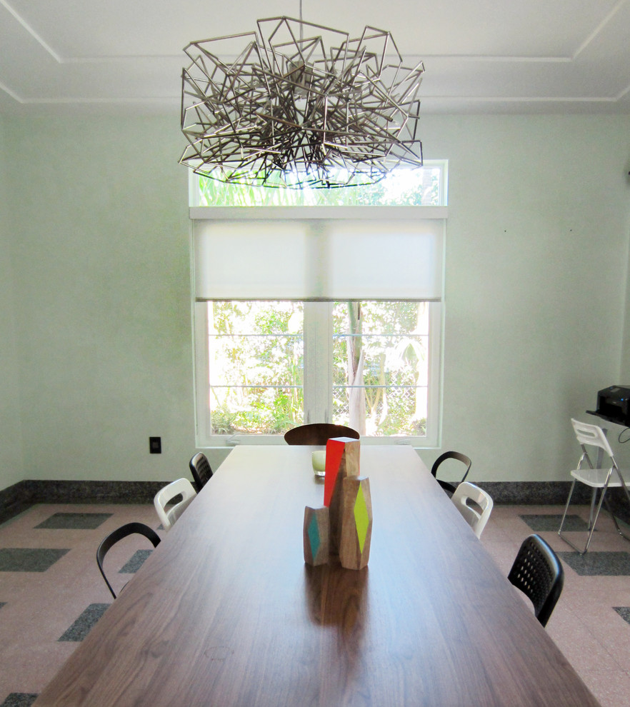 Foto di una sala da pranzo eclettica chiusa e di medie dimensioni con pareti verdi e pavimento in marmo