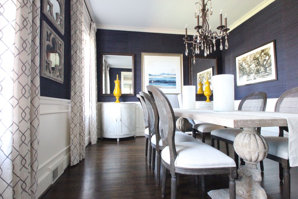 Mittelgroße Klassische Wohnküche ohne Kamin mit blauer Wandfarbe und dunklem Holzboden in Charlotte