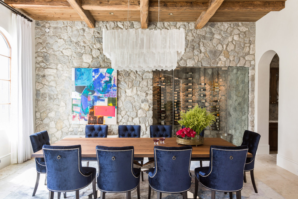 Immagine di una sala da pranzo mediterranea chiusa con pareti beige e pavimento beige