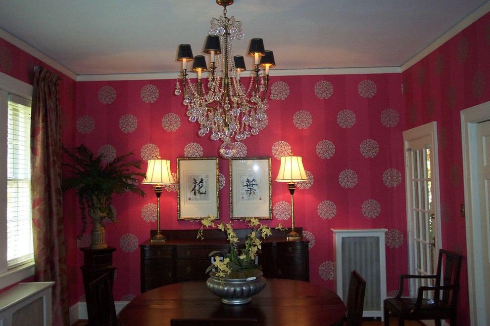 На фото: столовая в классическом стиле с розовыми стенами