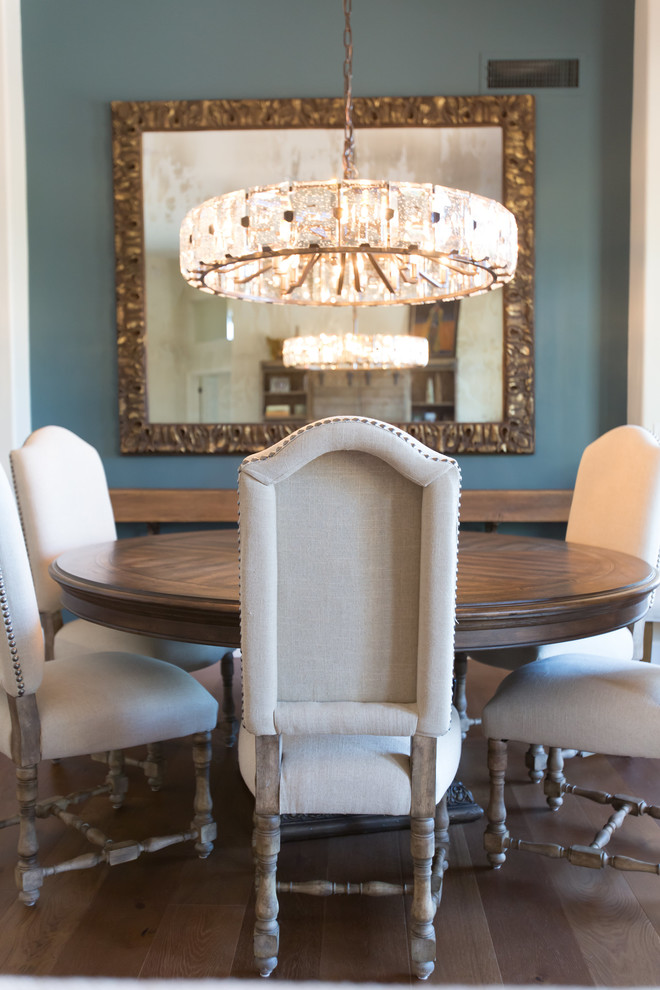 Ejemplo de comedor clásico renovado grande abierto con paredes azules y suelo de madera en tonos medios