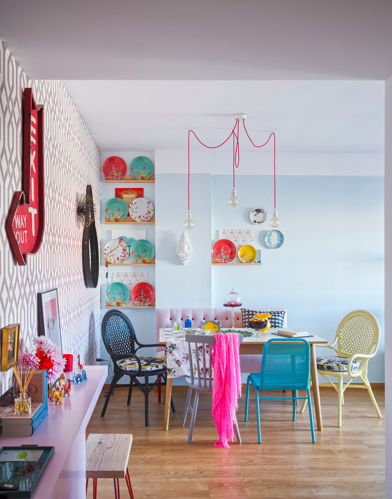 Источник вдохновения для домашнего уюта: кухня-столовая среднего размера в стиле фьюжн с синими стенами и светлым паркетным полом без камина