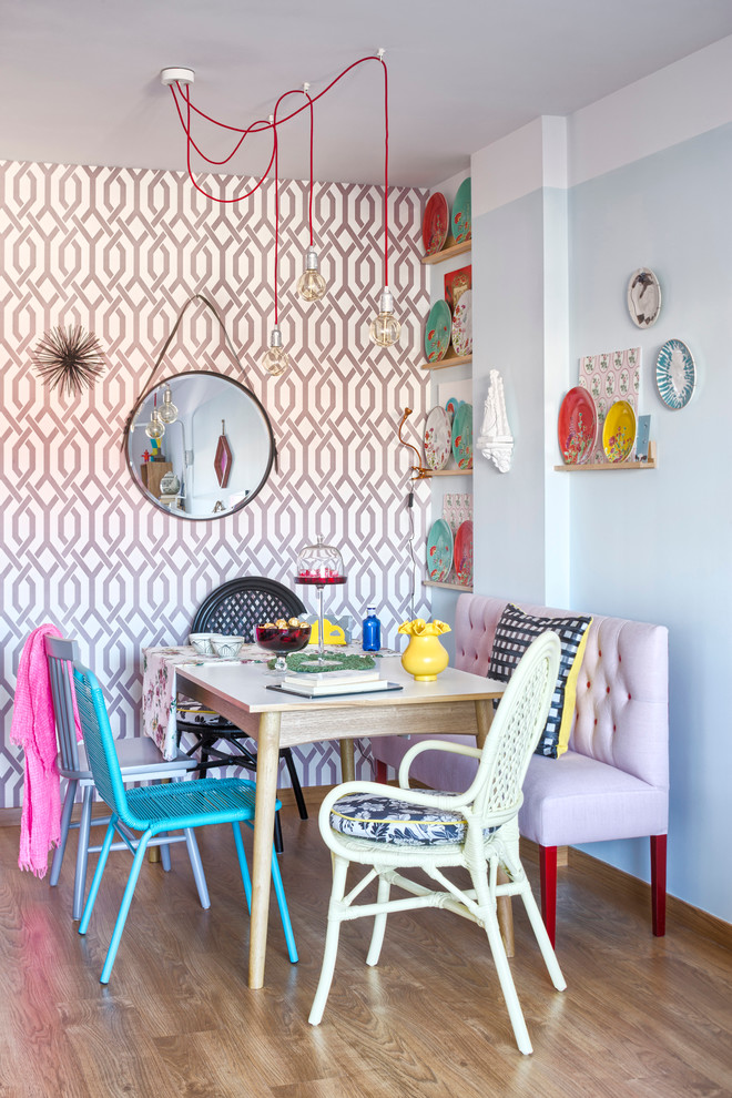 Diseño de comedor de cocina ecléctico de tamaño medio sin chimenea con paredes azules y suelo de madera en tonos medios