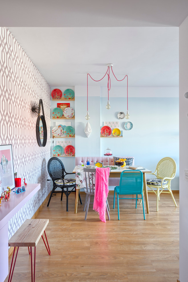 Стильный дизайн: кухня-столовая среднего размера в стиле фьюжн с синими стенами и паркетным полом среднего тона без камина - последний тренд